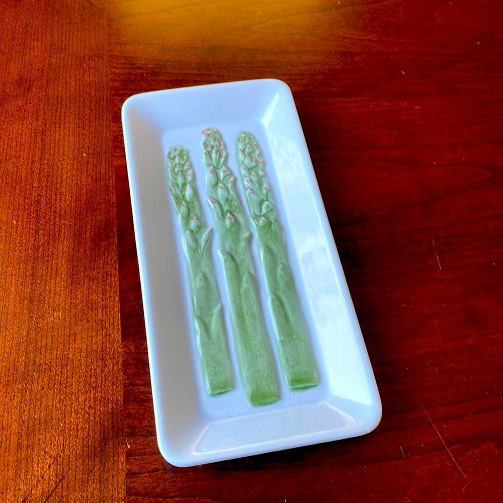 Cute decorative glass dish with asparagus on it